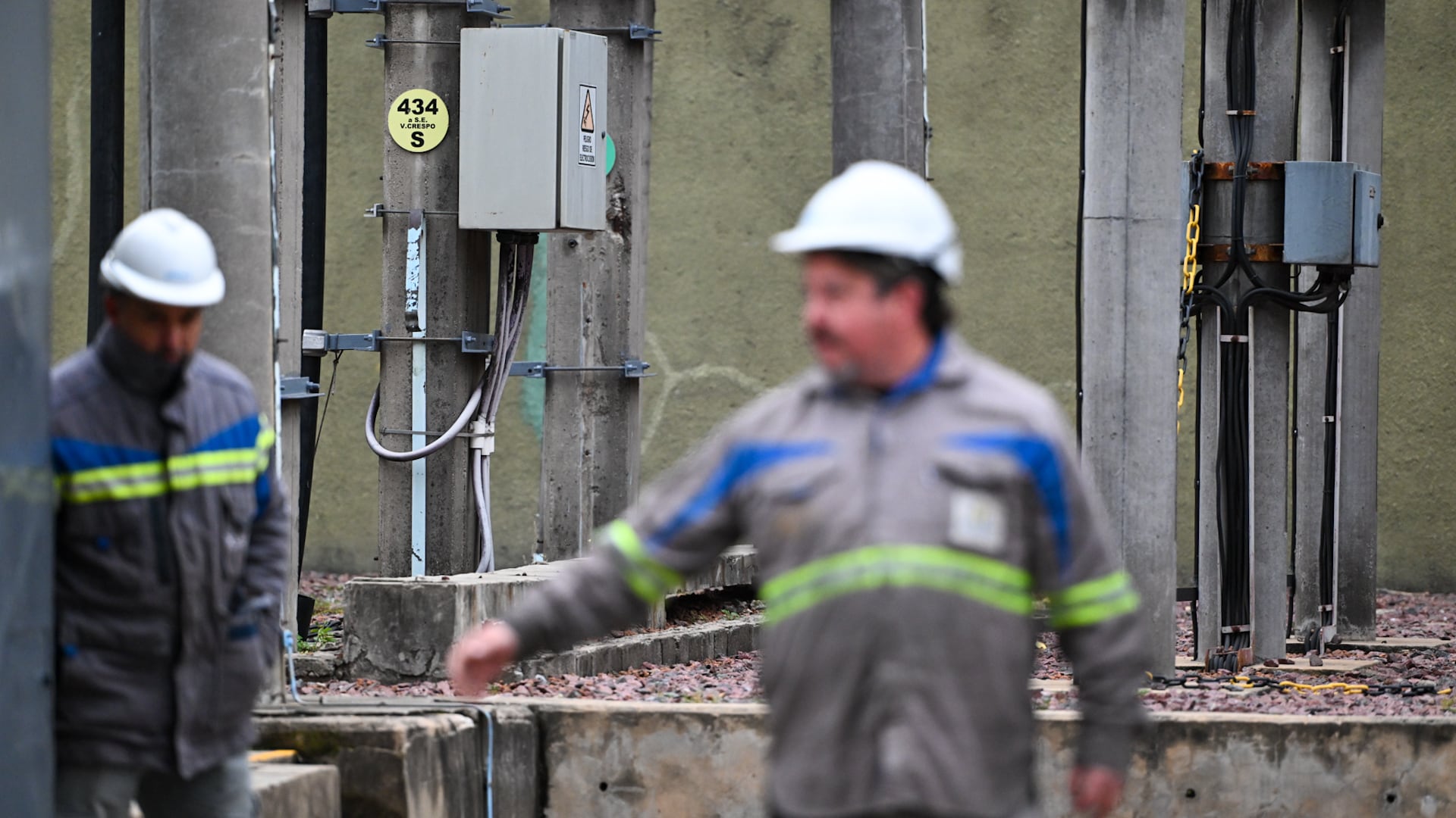 Operarios trabajaban esta mañana en la subestación eléctrica de Parque Centenario