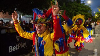 Cientos de hinchas acompañaron al equipo en Barranquilla horas antes de jugarse parte de la clasificación al Mundial de 2026 ante Perú - crédito @RTVCco/X