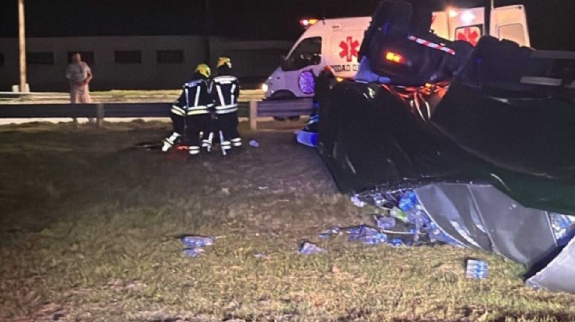 Los equipos de rescate trabajaron duro para poder sacar el cuerpo del conductor desde los fierros retorcidos de la cabina (Rosario3)