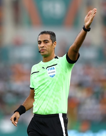 El egipcio Amin Mohamed Omar fue designado para Argentina-Austria (REUTERS/Siphiwe Sibeko)