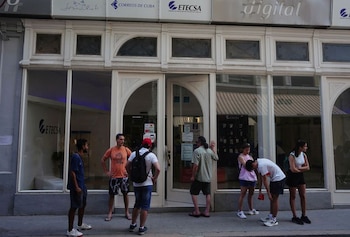 FOTO DE ARCHIVO. Personas esperan en fila para ingresar a una tienda de Etecsa, la empresa estatal cubana que brinda servicios de telefonía y comunicaciones, La Habana, Cuba, 9 de febrero de 2023. REUTERS/Alexandre Meneghini