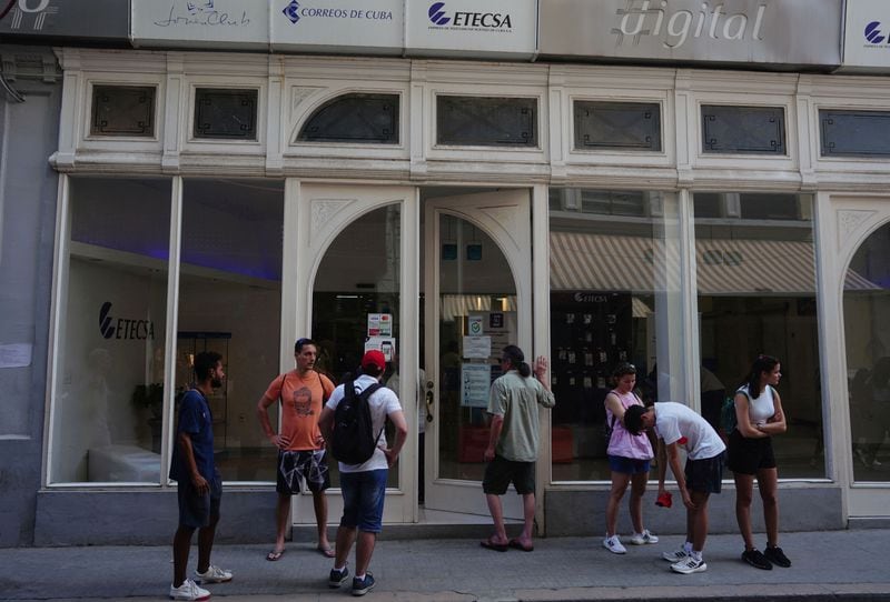 FOTO DE ARCHIVO. Personas esperan en fila para ingresar a una tienda de Etecsa, la empresa estatal cubana que brinda servicios de telefonía y comunicaciones, La Habana, Cuba, 9 de febrero de 2023. REUTERS/Alexandre Meneghini
