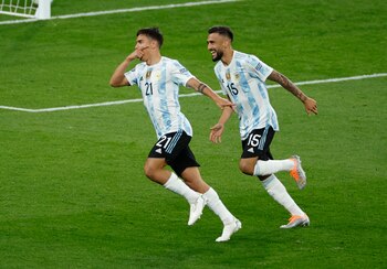 Paulo Dybala y Nico González,