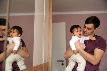 ILLUSTRATION - Ein Mann haelt