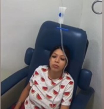 hombre se burla de su