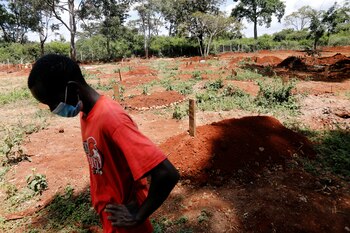 Un niño usando una mascarilla