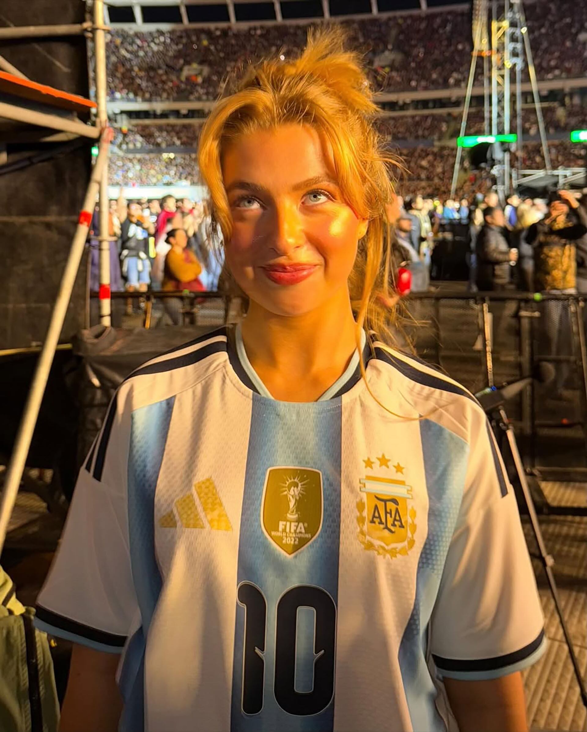 Guiño futbolero para la hija de uno de los rockstar más futboleros