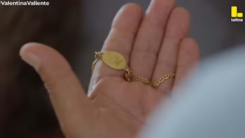 Valentina le muestra a Don Edmundo la cadena que guardaba desde niña. Latina/ captura