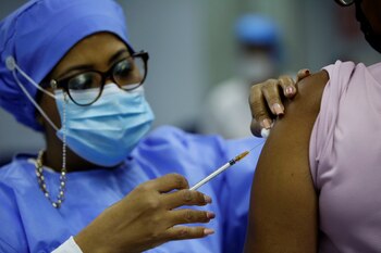 Fotografía de archivo de una persona recibe la tercera dosis de Pfizer contra la covid-19 en Ciudad de Panamá (Panamá). EFE/ Bienvenido Velasco