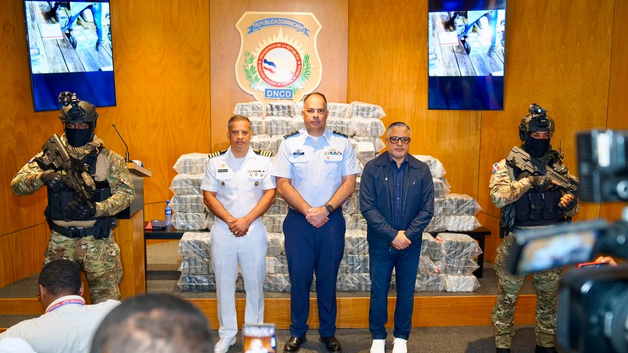 La intervención se activó por una alerta de inteligencia sobre una nave procedente de Sudamérica, y concluyó con la incautación de 24 pacas con 595 envoltorios y varios equipos de navegación (Foto cortesía DNCD)