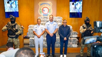 La intervención se activó por una alerta de inteligencia sobre una nave procedente de Sudamérica, y concluyó con la incautación de 24 pacas con 595 envoltorios y varios equipos de navegación (Foto cortesía DNCD)