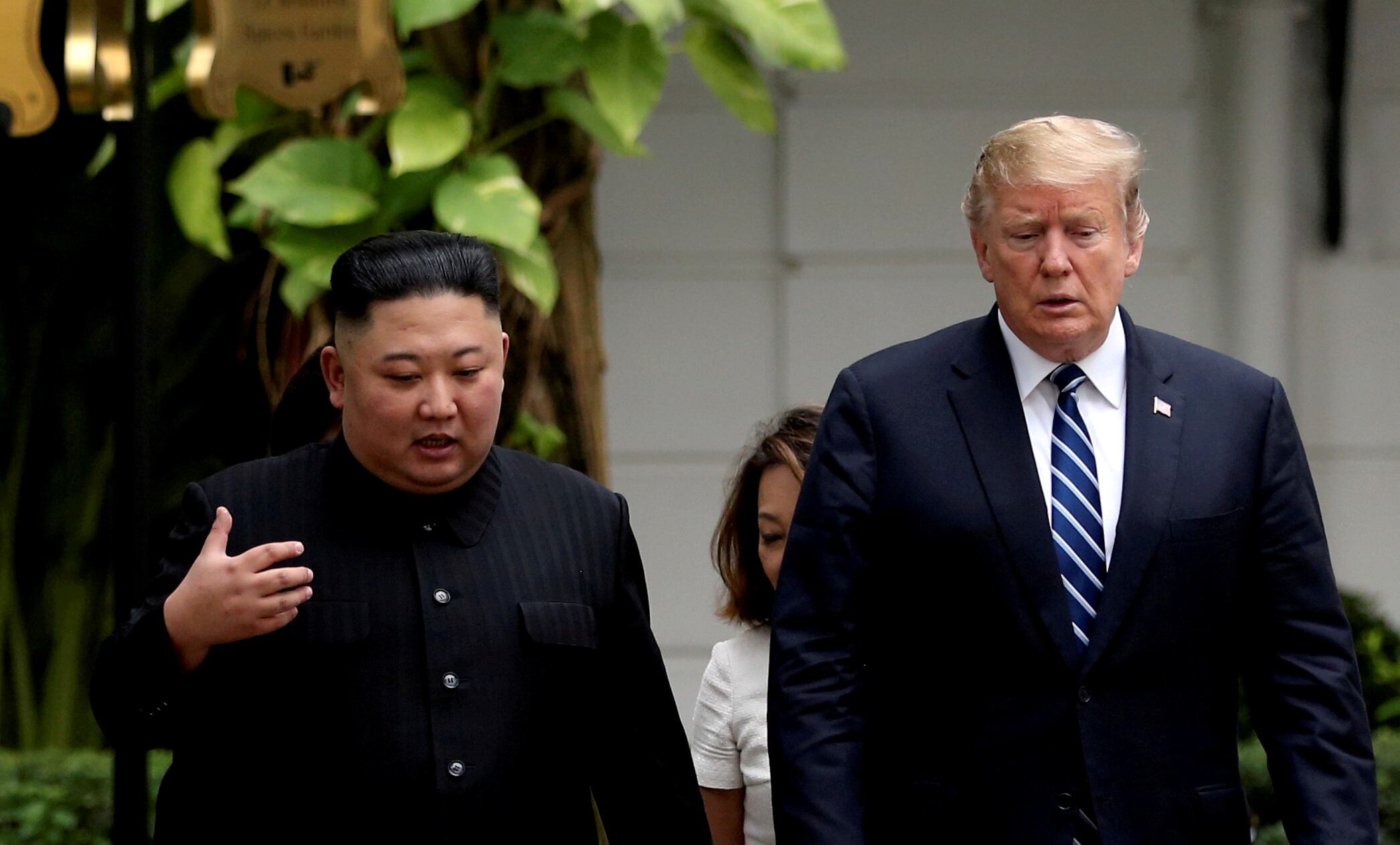 El líder norcoreano Kim Jong Un y el presidente estadounidense Donald Trump conversan en el jardín del hotel Metropole, 2019 (REUTERS/Leah Millis)
