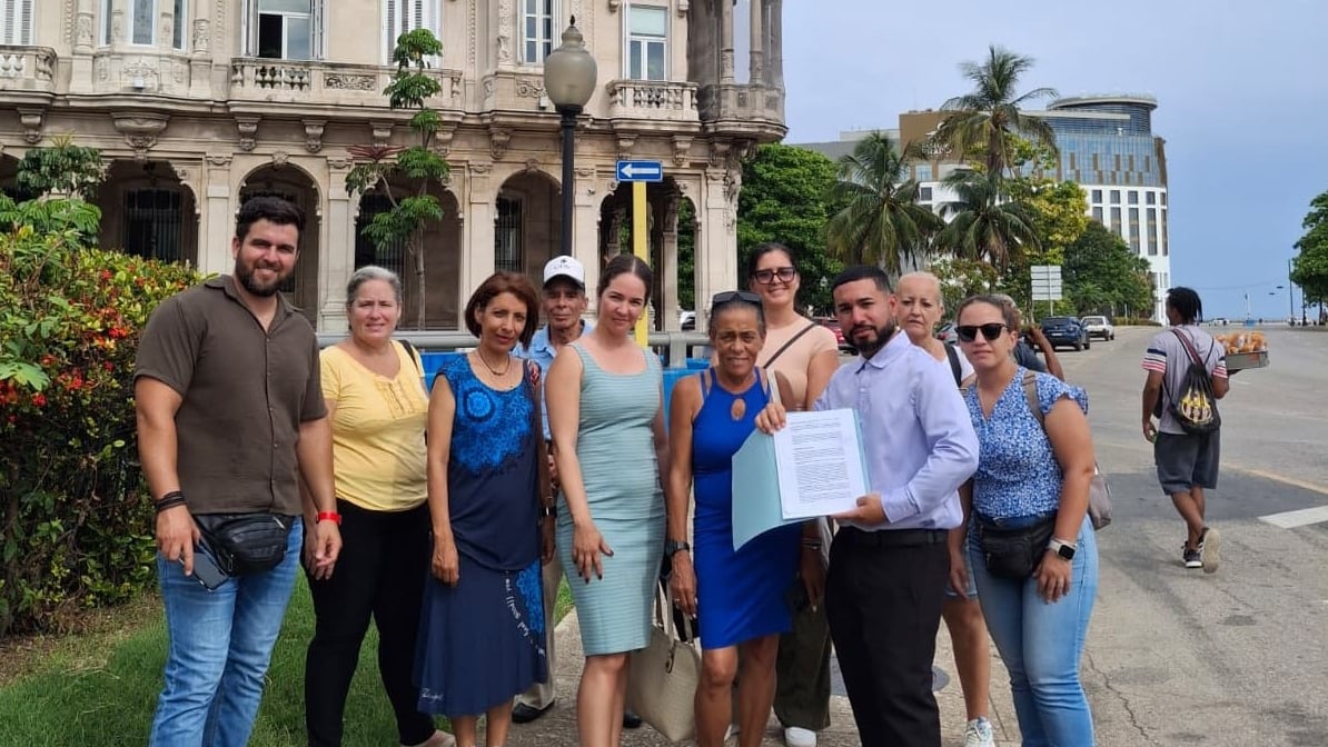 Cubanos frente al Consulado español de La Habana entregando firmas para la agilización del Anexo VII de la 'ley de nietos'