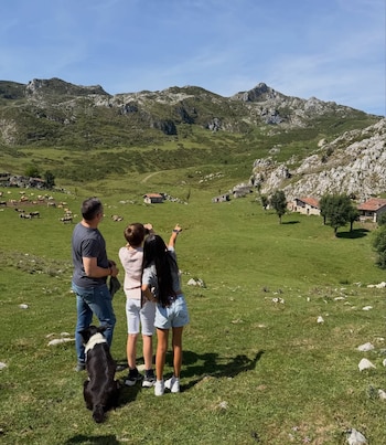Santiago Abascal y Lidia Bedman han estado de vacaciones con sus hijos en Asturias. (Instagram @lidiabedman)