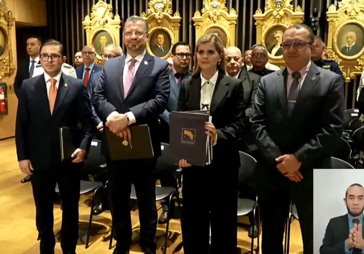 La propuesta fue presentada por la presidenta Laura Fernández y miembros de su gabinete ante el congreso, la mandataria pidió una rápida aprobación. Foto cortesía Presidencia.
