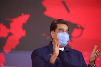 Nicolás Maduro aplaude durante un
