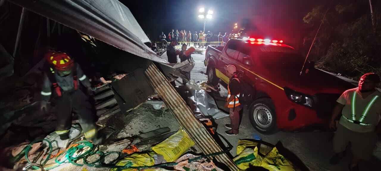 El accidente ocurrió mientras las víctimas realizaban labores de mantenimiento en la carretera. (FOTO: El Heraldo)