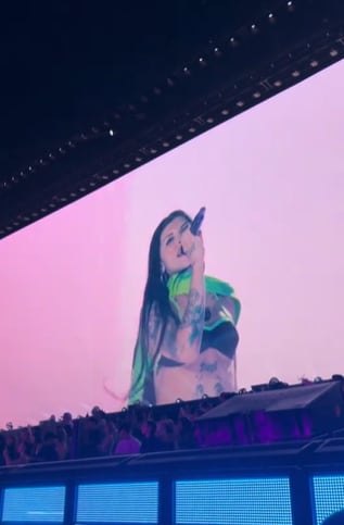 Cazzu y Bad Bunny compartieron escenario en Buenos Aires, impulsando tendencias en redes sociales con su presentación conjunta.(Captura de pantalla)