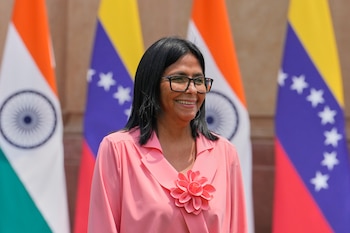 La presidenta encargada de Venezuela, Delcy Rodríguez, llega a una reunión con el primer ministro de India, Narendra Modi, en Nueva Delhi, India, el jueves 4 de junio de 2026. (AP Foto/Manish Swarup)