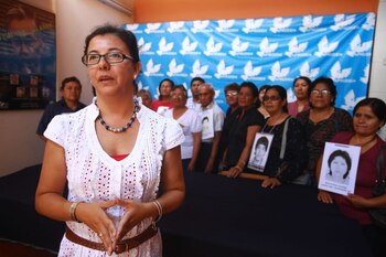 Gisela Ortiz y otros familiares de las víctimas de la violencia en el gobierno de Fujimori.