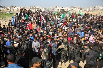 La gente se reúne el día de la liberación de los rehenes retenidos en Gaza.