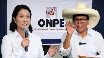 Keiko Fujimori con micrófono y Roberto Sánchez con sombrero y lentes gesticulando, ambos con camisas blancas frente a un banner blanco con el logo de ONPE.