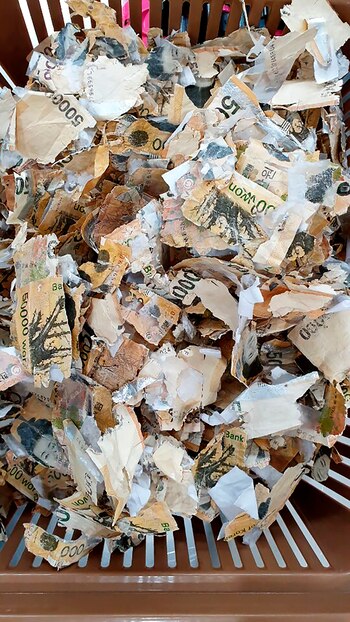 Billetes dañados por el lavado