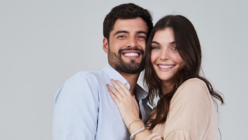 En la cinta, Yunis comparte una historia de romance y amistad con la influencer Miranda Capurro, explorando los desafíos de las relaciones modernas.