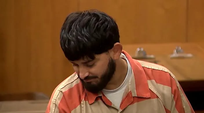 El acusado, de 28 años, quedó bajo estricta custodia tras ser señalado como principal sospechoso del ataque familiar (KTXL)