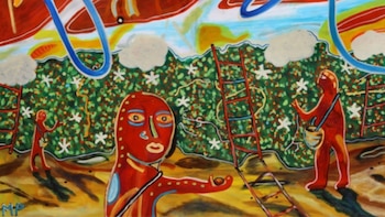 Pintura con tres figuras rojas estilizadas, vegetación verde con flores y puntos rojos, dos escaleras, nubes blancas, cielo azul y líneas curvas. Firma MP