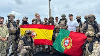 El buque ‘Furor’ de la Armada simula un abordaje y realiza maniobras con Portugal en el golfo de Guinea