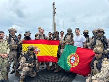 Militares de la Armada Española y Portugal posan con sus banderas (EMAD)