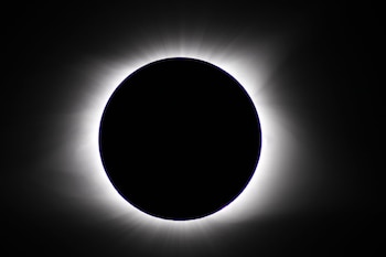 22/08/2017 The total solar eclipse seen from Casper, Wyoming (US), by a team of ESA astronomers.
The image shows the moment of totality, when the Moon passed directly in front of the Sun, blocking its light and revealing the details of the Sun's atmosphere, its corona
El eclipse solar total visto desde Casper, Wyoming (EE.UU.), por un equipo de astrónomos de la ESA.
La imagen muestra el momento de la totalidad, cuando la Luna pasó directamente frente al Sol, bloqueando su luz y revelando los detalles de la atmósfera del Sol, su corona
SOCIEDAD ESTADOS UNIDOS NORTEAMÉRICA
ESA/M.P. AYUCAR, CC BY-SA 3.0 IGO