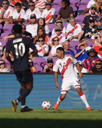 Marcos López es el lateral izquierdo titular de Perú por su buen presente en Copenhague de Dinamarca. - créditos: FPF