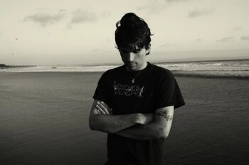 El productor musical Joseph Winger Thornalley es el hombre detrás del proyecto Headache.