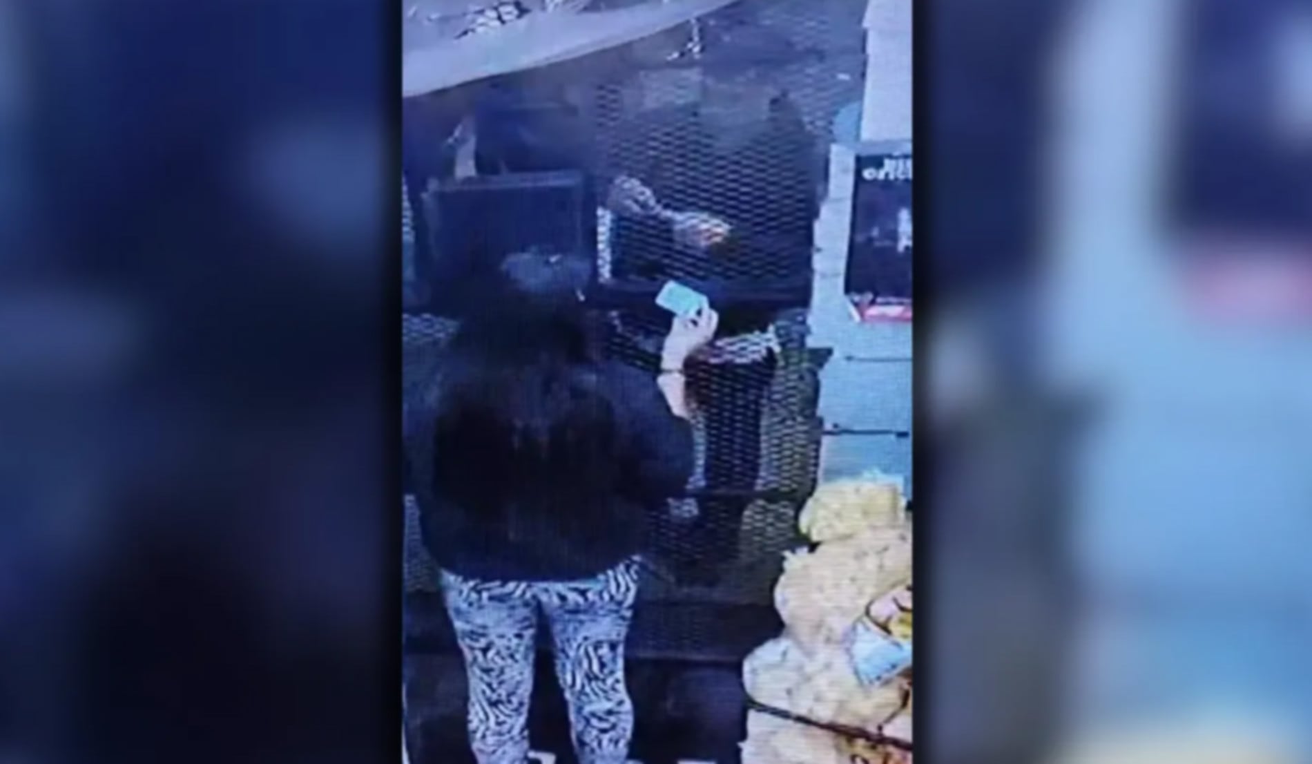 Una delincuente realiza un pago en un comercio de La Plata utilizando una tarjeta presuntamente robada, como lo capturó una cámara de seguridad (0221)