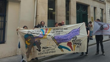 Protestan en París para exigir liberación de Jesús Plácido, líder indígena detenido por el Ejército y señalado de crimen organizado