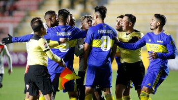 Insólita expulsión en Always Ready-Boca Juniors: pegó dos patadas brutales y le mostraron la roja a los cinco minutos de entrar