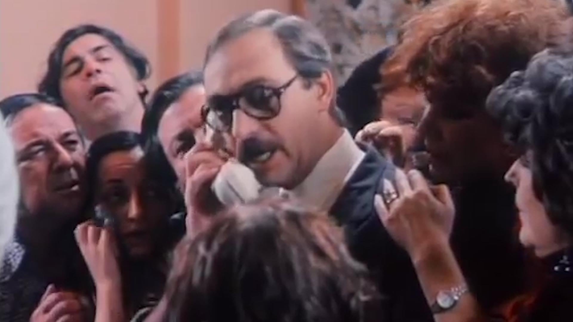 Lui Brandoni en uno de los llamados que realiza en Esperando la carroza (Capturas)
