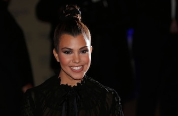 Kourtney Kardashian tiene rostro corazón: por lo que equilibra la frente con volumen en puntas y flequillos suaves (Reuters)
