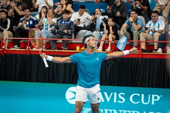 Thiago Tirante festeja el triunfo ante Mert Alkaya en la serie entre Argentina y Turquía, por la Copa Davis (Crédito: Omar Rasjido / Prensa AAT)