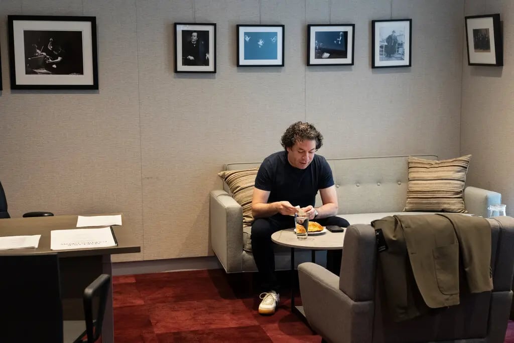 Dudamel encuentra un momento para desayunar en su nueva oficina (James Estrin / The New York Times)