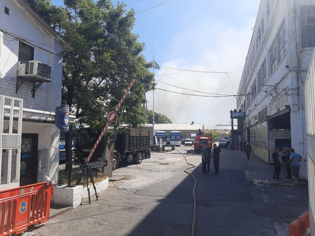 Un tinglado de 50 por 50 metros se vio gravemente afectado por las llamas, requiriendo ataques desde el contrafrente y el margen del río Riachuelo