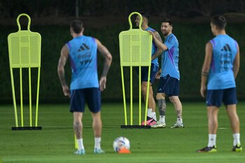 Messi sonríe y mira a