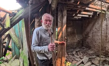 Vive en una cabaña en el bosque con 93 años y no tiene electricidad. (YouTube/@hilux_aventura)