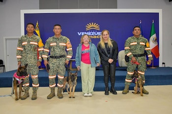 Venezuela entrega perrita a México