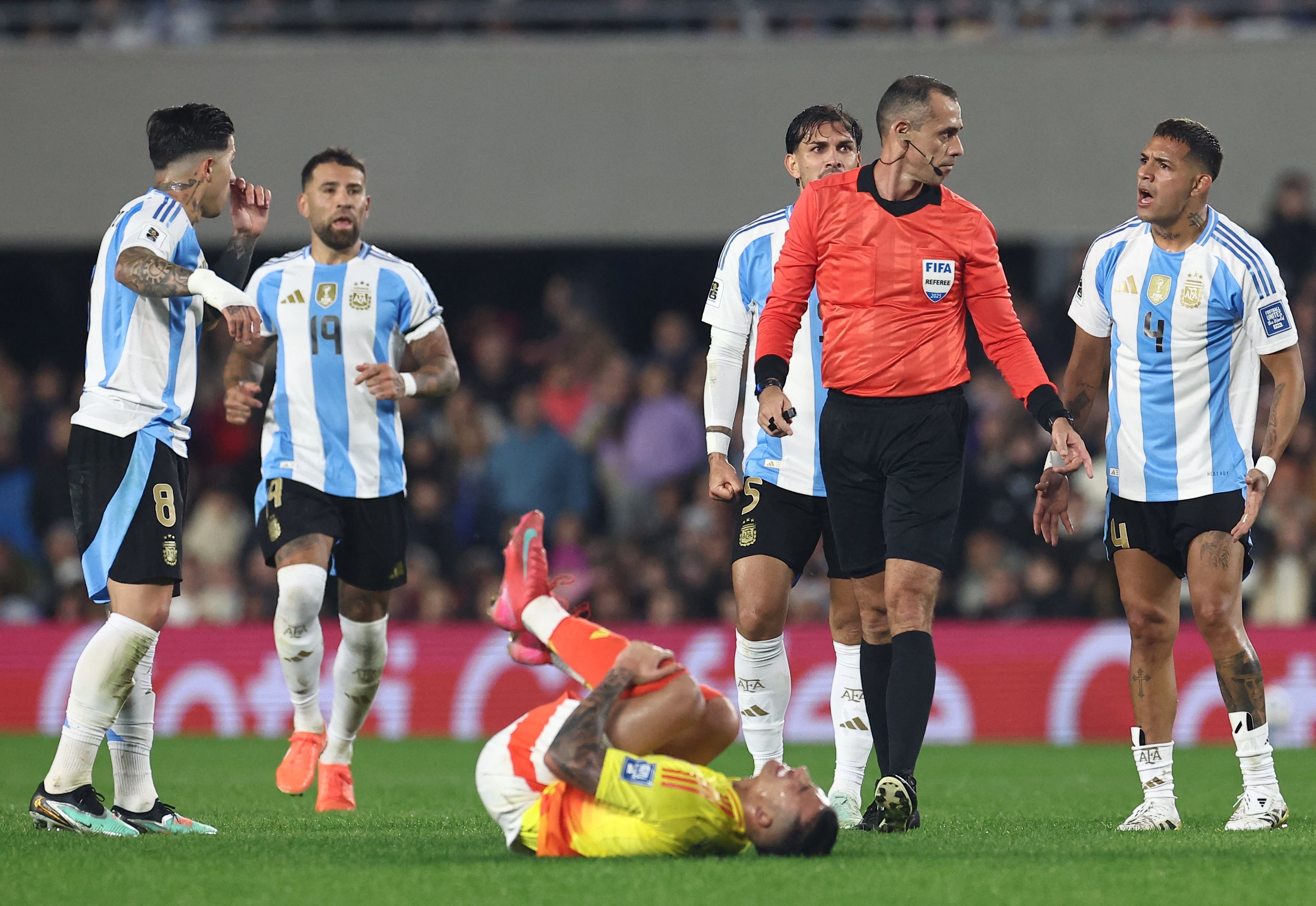 Facundo Medina con la N°4, el día que vio acción en el partido por las Eliminatorias contra Colombia en el Monumental (REUTERS/Agustin Marcarian)