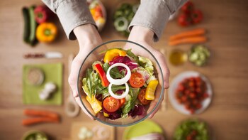 Son muchas las dietas recomendadas para bajar de peso, pero estos principios vitales te ayudarán (iStock)