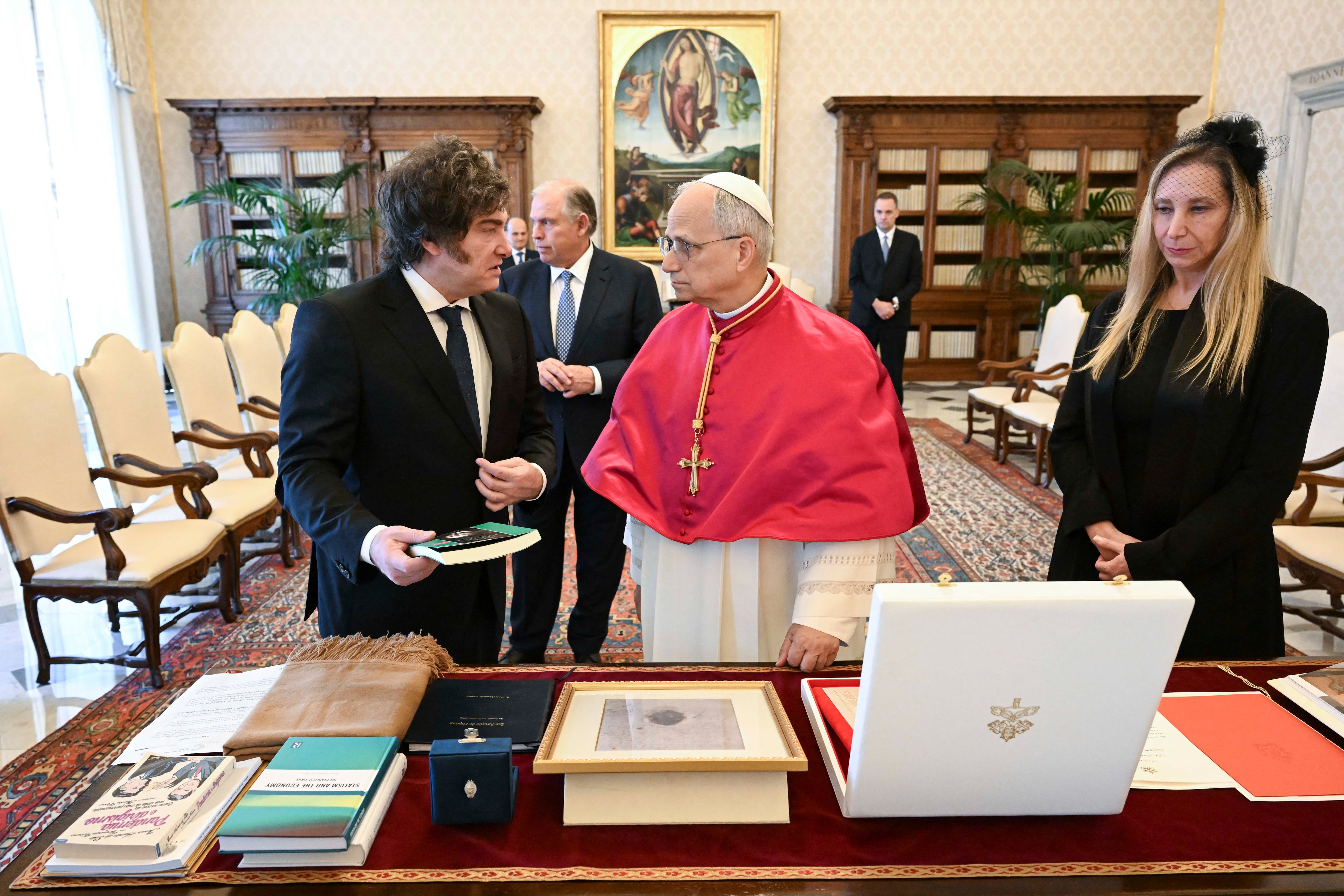 Javier y Karina Milei junto a León IXV (Photo by Mario Tomassetti / VATICAN MEDIA / AFP)
