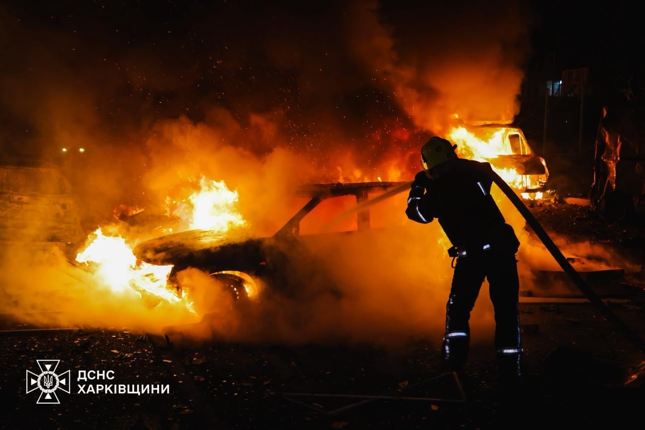 Vasylenko indicó que rescatistas y policías evacuaron a 48 personas, entre ellas tres niños, desde la entrada llena de humo de un edificio de gran altura (Facebook)